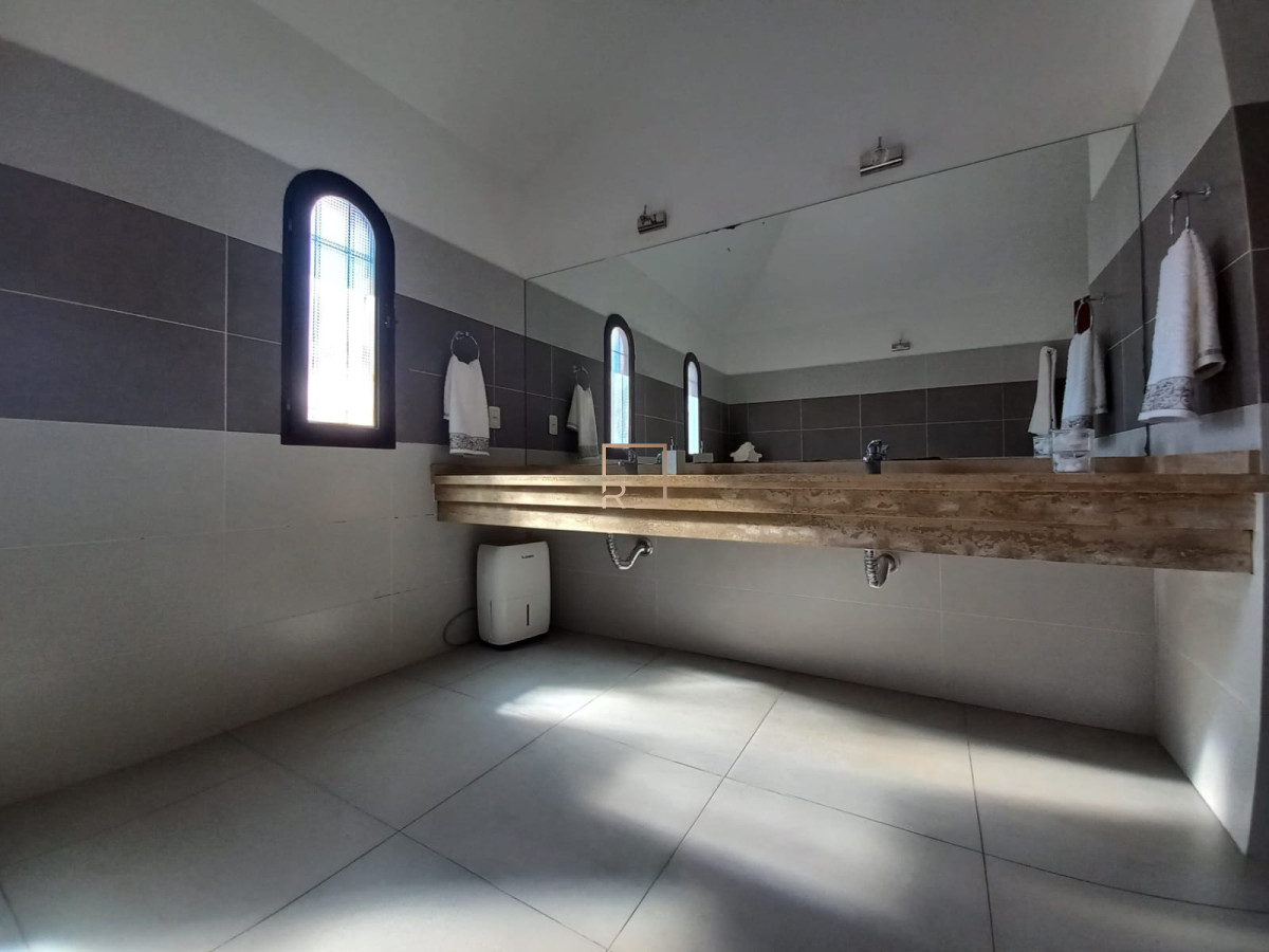 Casa ID.352 - Casa de 4 dormitorios en venta en Punta del Este