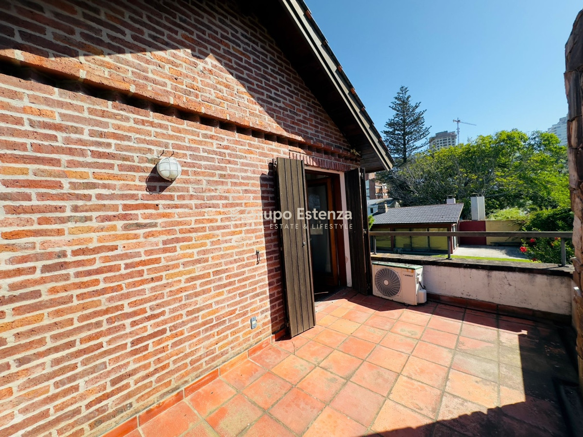 Casa ID.385 - Casa de 4 dormitorios en venta en Punta del Este