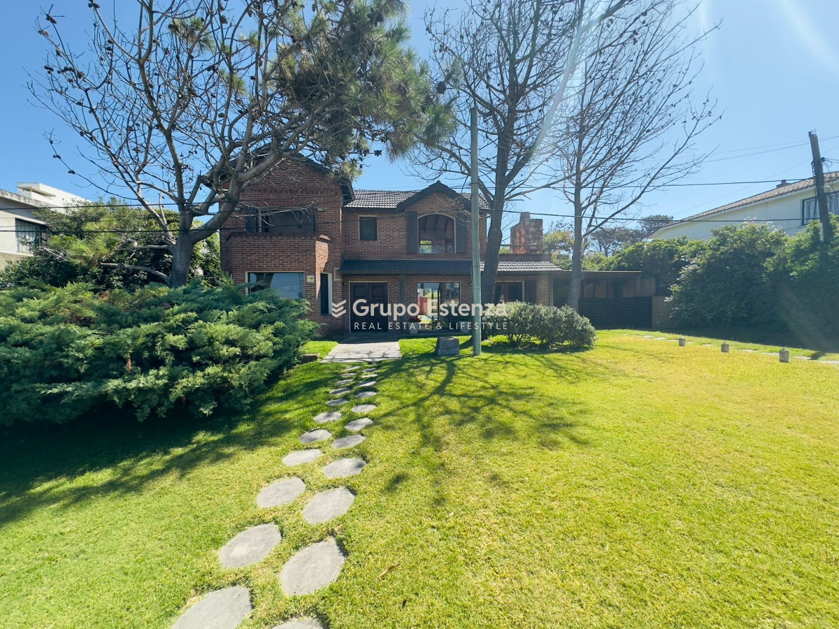 Casa ID.385 - Casa de 4 dormitorios en venta en Punta del Este