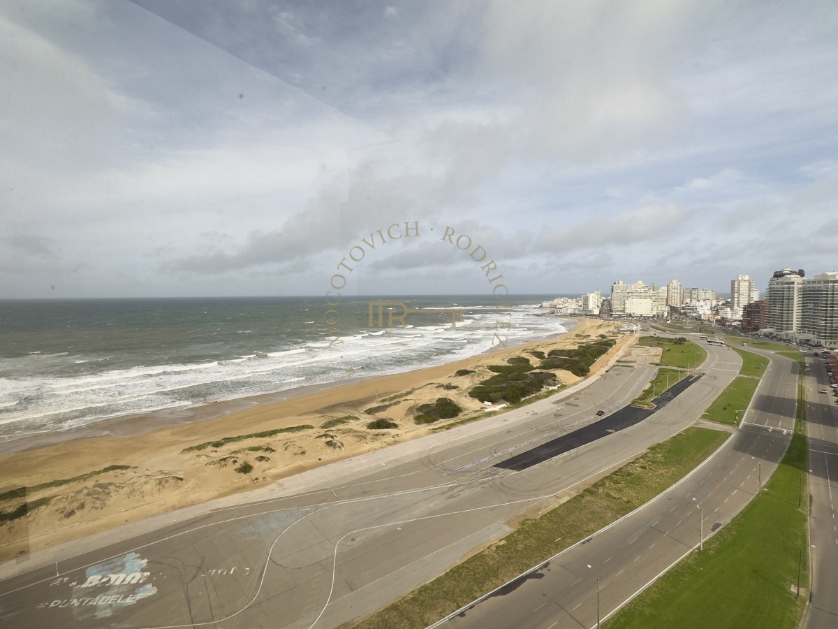 Apartamento ID.1740 - Venta de apartamento de 3 dormitorios en Punta del Este
