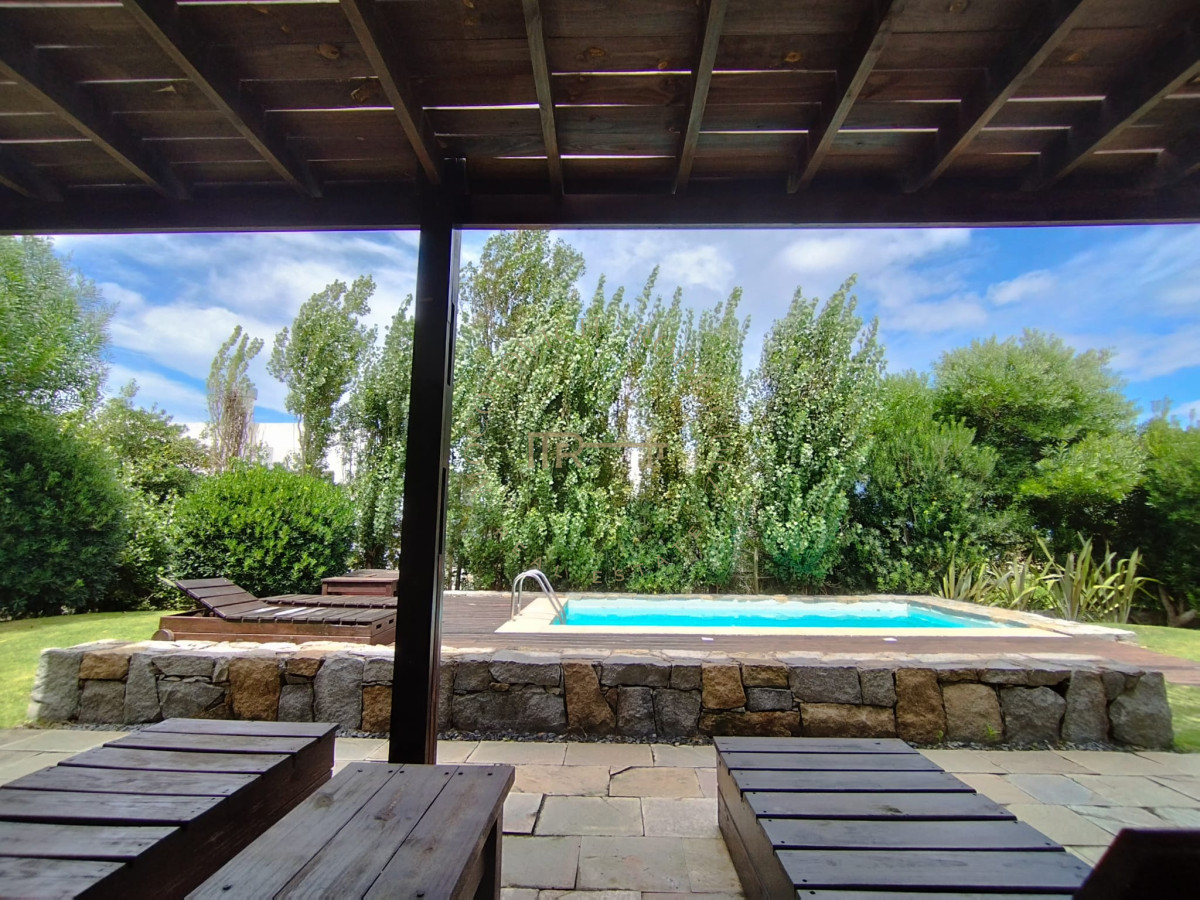 Casa ID.2560 - Casa en Venta, Manantiales, Maldonado.