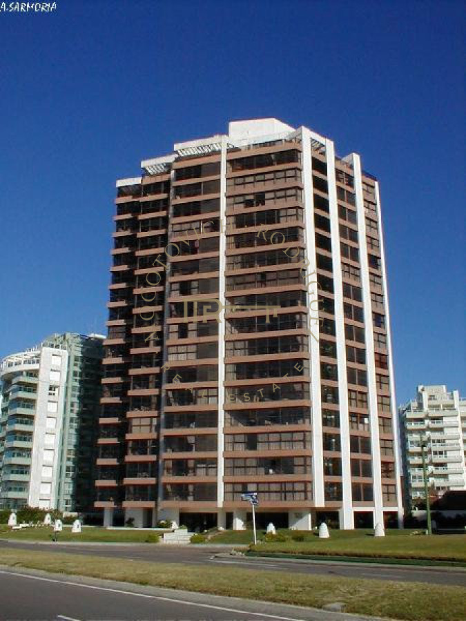 Apartamento ID.1740 - Venta de apartamento de 3 dormitorios en Punta del Este