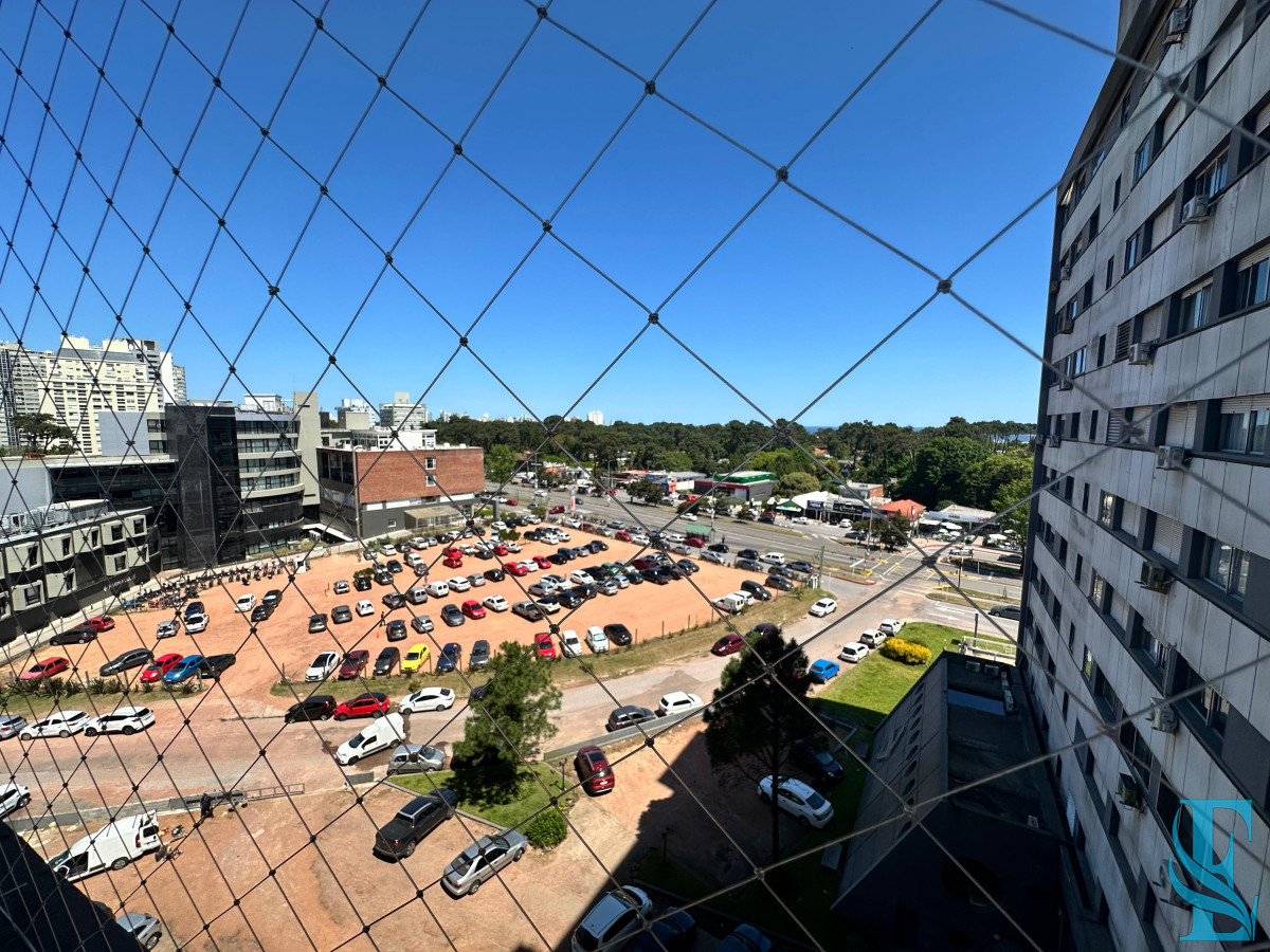 Apartamento ID.665 - Apartamento de dos dormitorios y dependencia de servicio en venta en Punta del Este