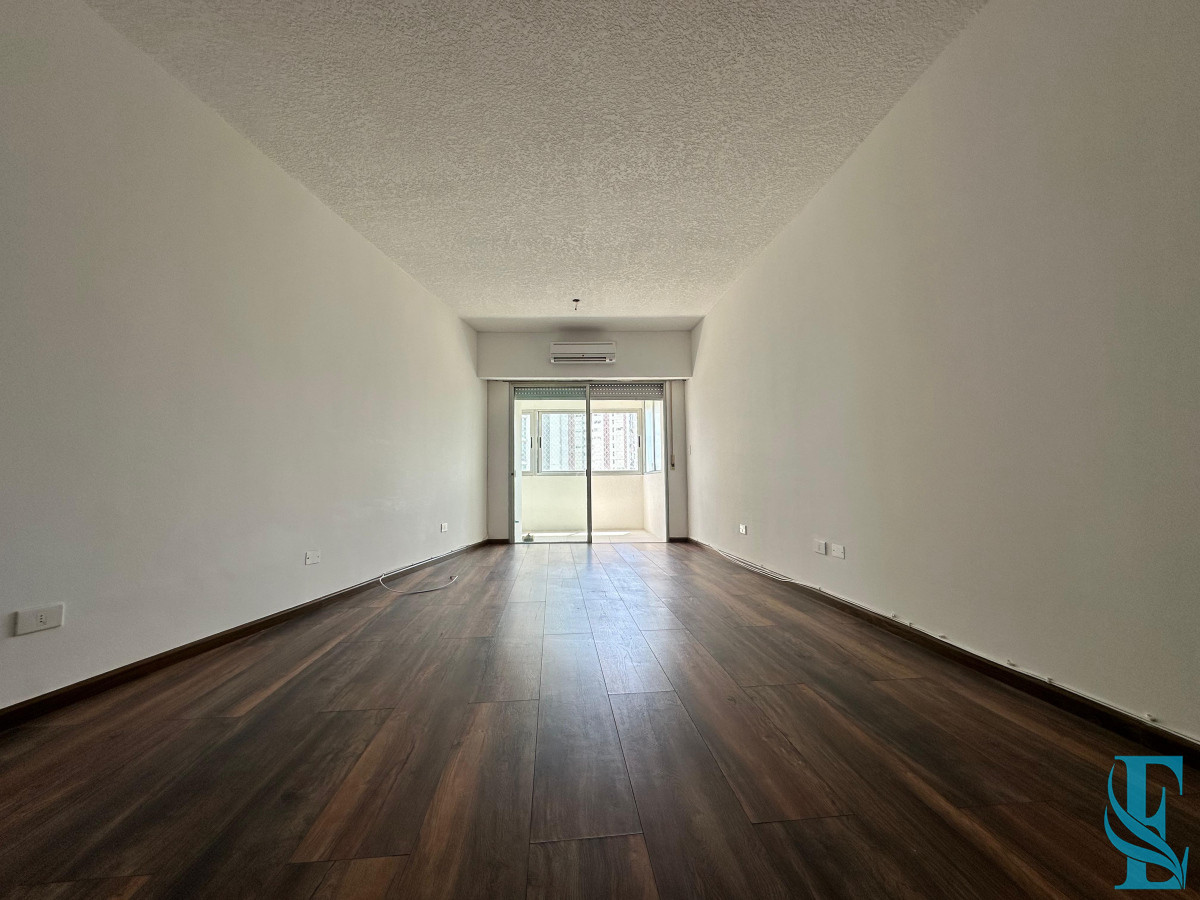 Apartamento ID.665 - Apartamento de dos dormitorios y dependencia de servicio en venta en Punta del Este