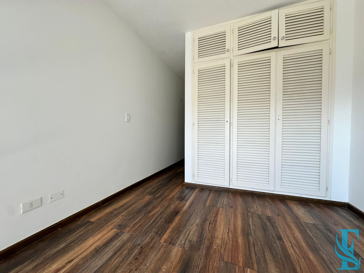 Apartamento ID.665 - Apartamento de dos dormitorios y dependencia de servicio en venta en Punta del Este