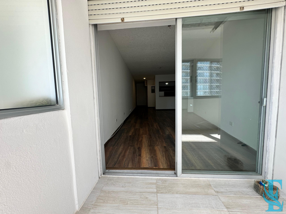 Apartamento ID.665 - Apartamento de dos dormitorios y dependencia de servicio en venta en Punta del Este