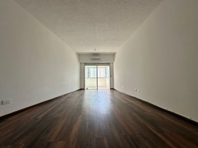 Apartamento de dos dormitorios y dependencia de servicio en venta en Punta del Este