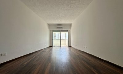 Apartamento de dos dormitorios y dependencia de servicio en venta en Punta del Este