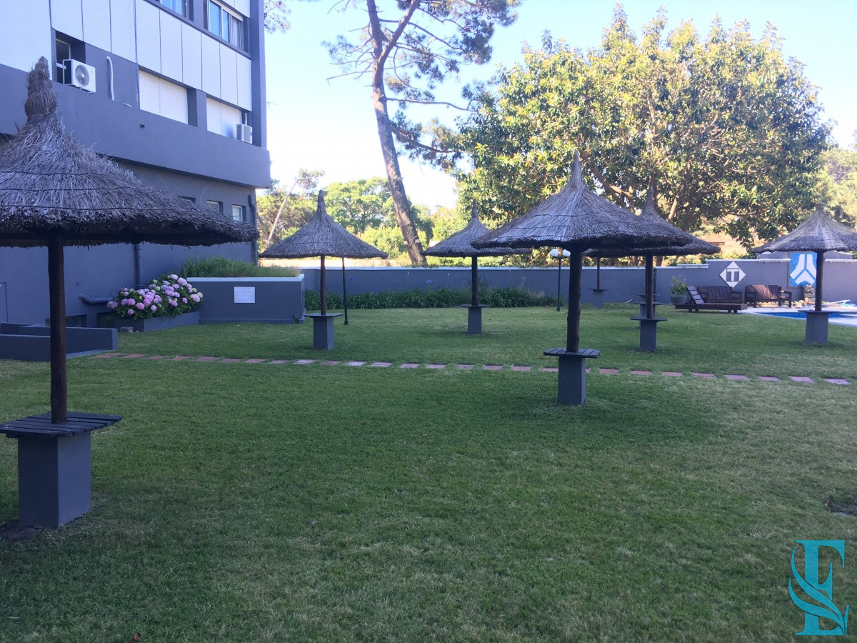 Apartamento ID.665 - Apartamento de dos dormitorios y dependencia de servicio en venta en Punta del Este