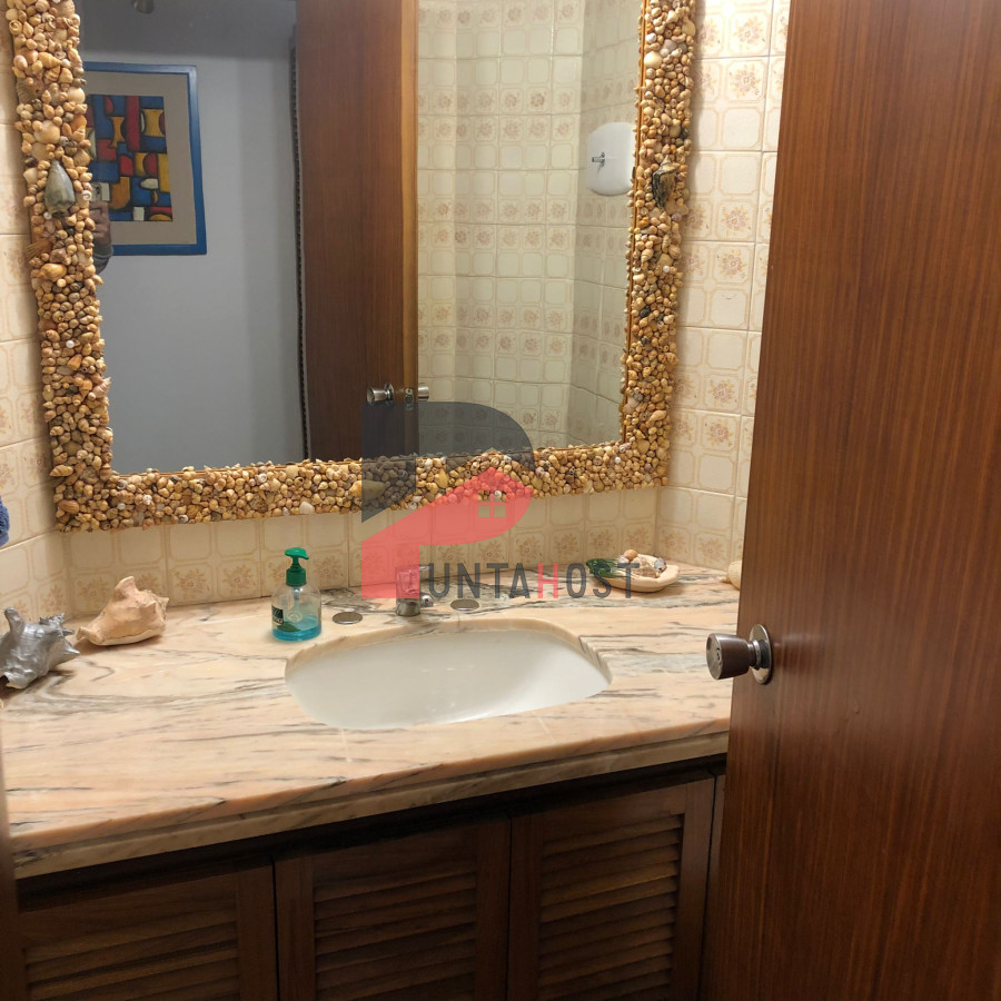 Apartamento ID.180 - Alquiler y venta de apartamento de 3 dormitorios y dependencia en Punta del Este