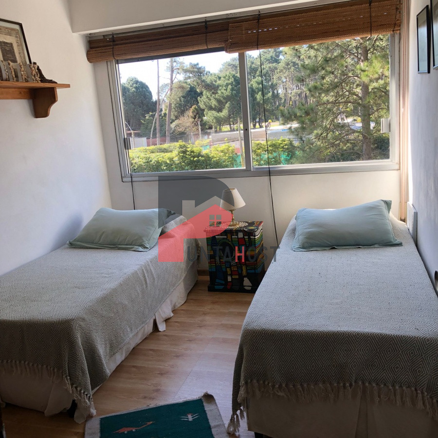 Apartamento ID.180 - Alquiler y venta de apartamento de 3 dormitorios y dependencia en Punta del Este