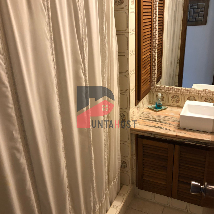 Apartamento ID.180 - Alquiler y venta de apartamento de 3 dormitorios y dependencia en Punta del Este