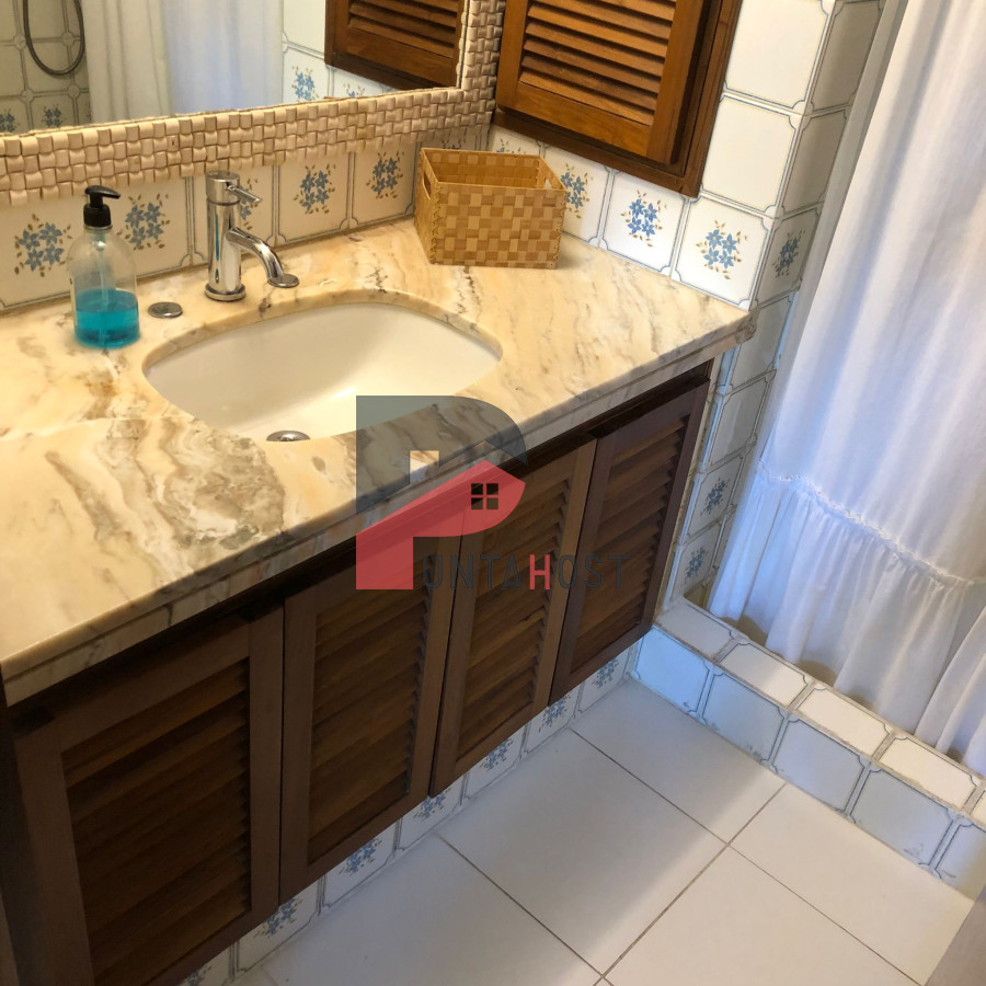 Apartamento ID.180 - Alquiler y venta de apartamento de 3 dormitorios y dependencia en Punta del Este