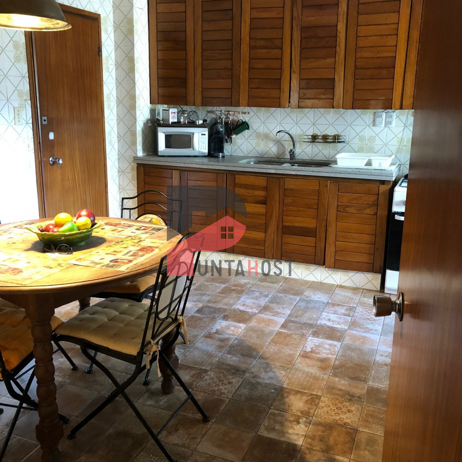 Apartamento ID.180 - Alquiler y venta de apartamento de 3 dormitorios y dependencia en Punta del Este
