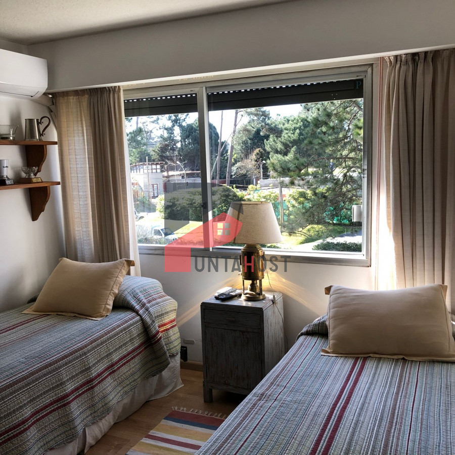 Apartamento ID.180 - Alquiler y venta de apartamento de 3 dormitorios y dependencia en Punta del Este
