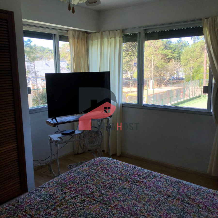 Apartamento ID.180 - Alquiler y venta de apartamento de 3 dormitorios y dependencia en Punta del Este