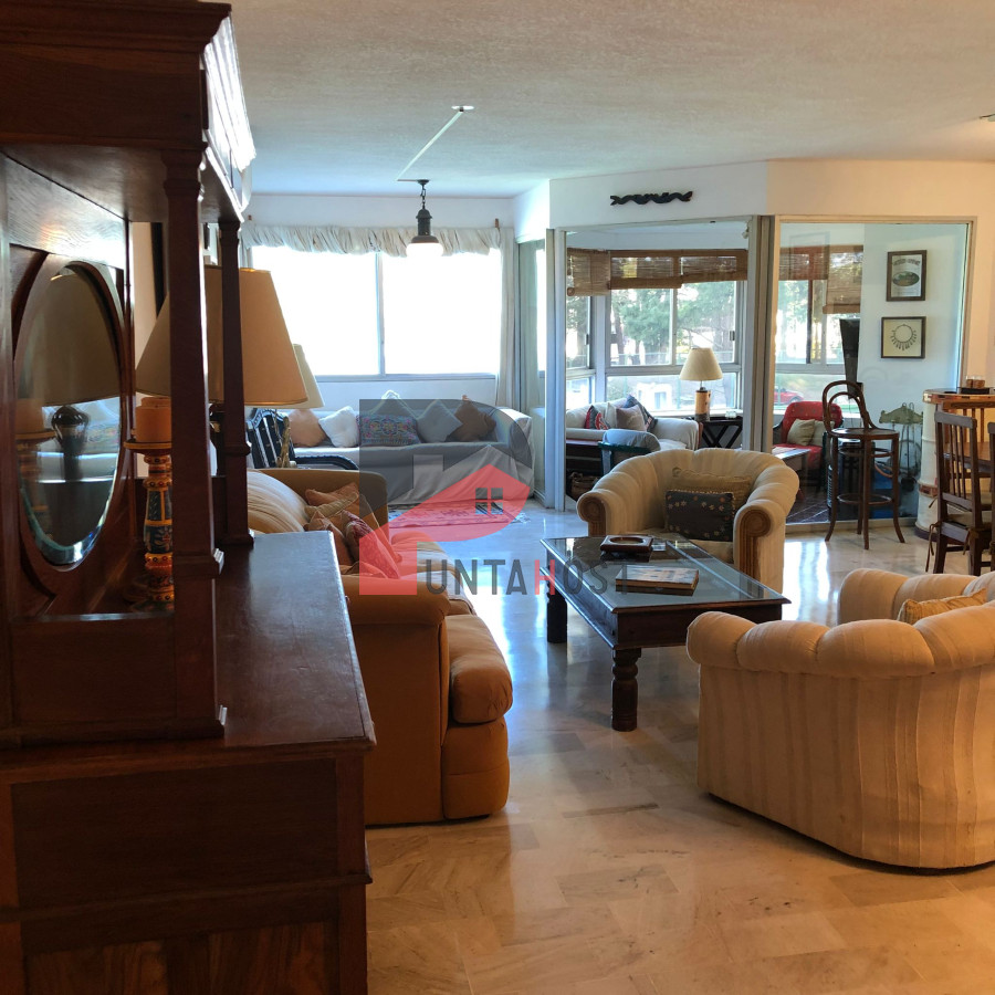 Apartamento ID.180 - Alquiler y venta de apartamento de 3 dormitorios y dependencia en Punta del Este