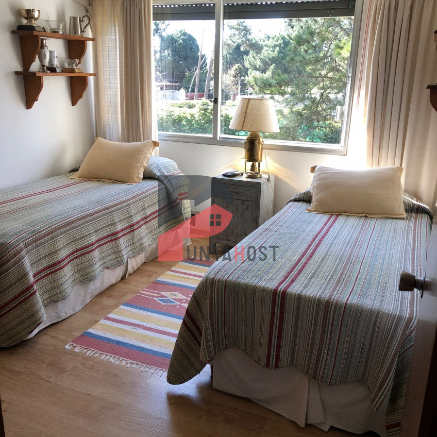 Apartamento ID.180 - Alquiler y venta de apartamento de 3 dormitorios y dependencia en Punta del Este