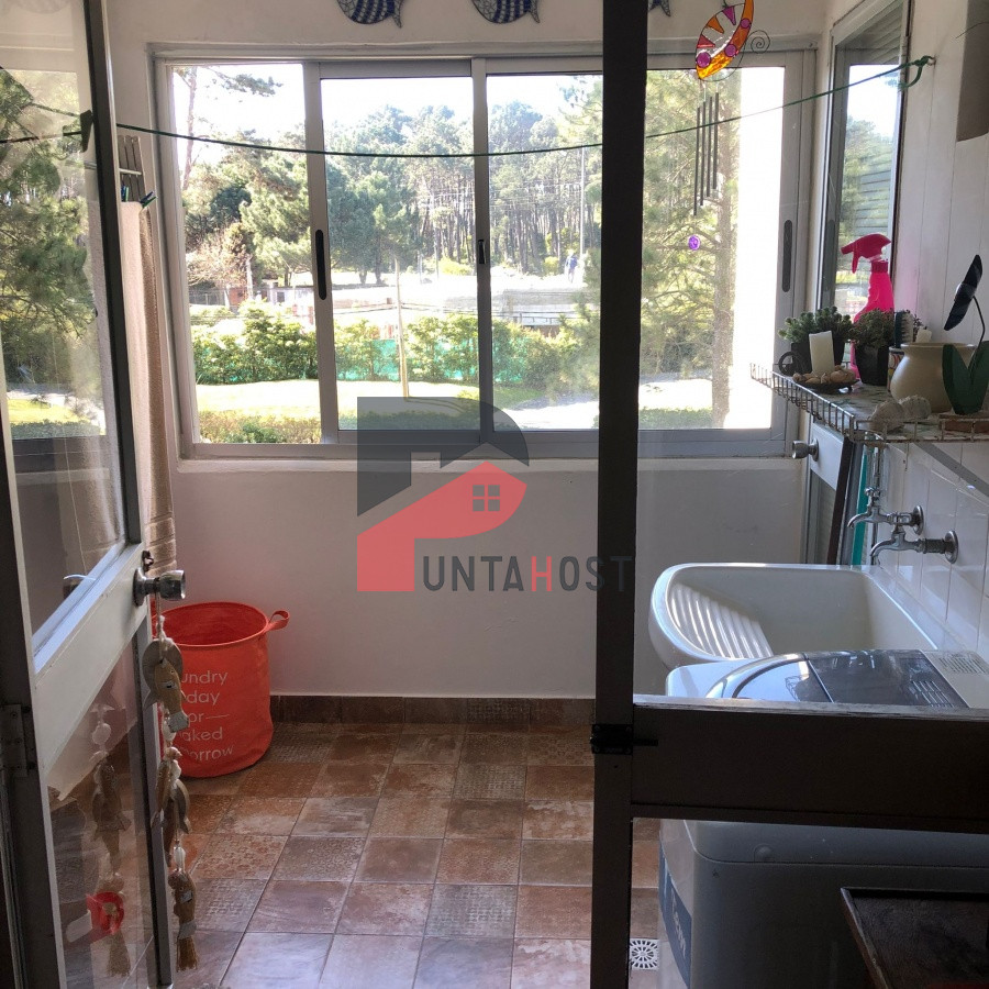 Apartamento ID.180 - Alquiler y venta de apartamento de 3 dormitorios y dependencia en Punta del Este