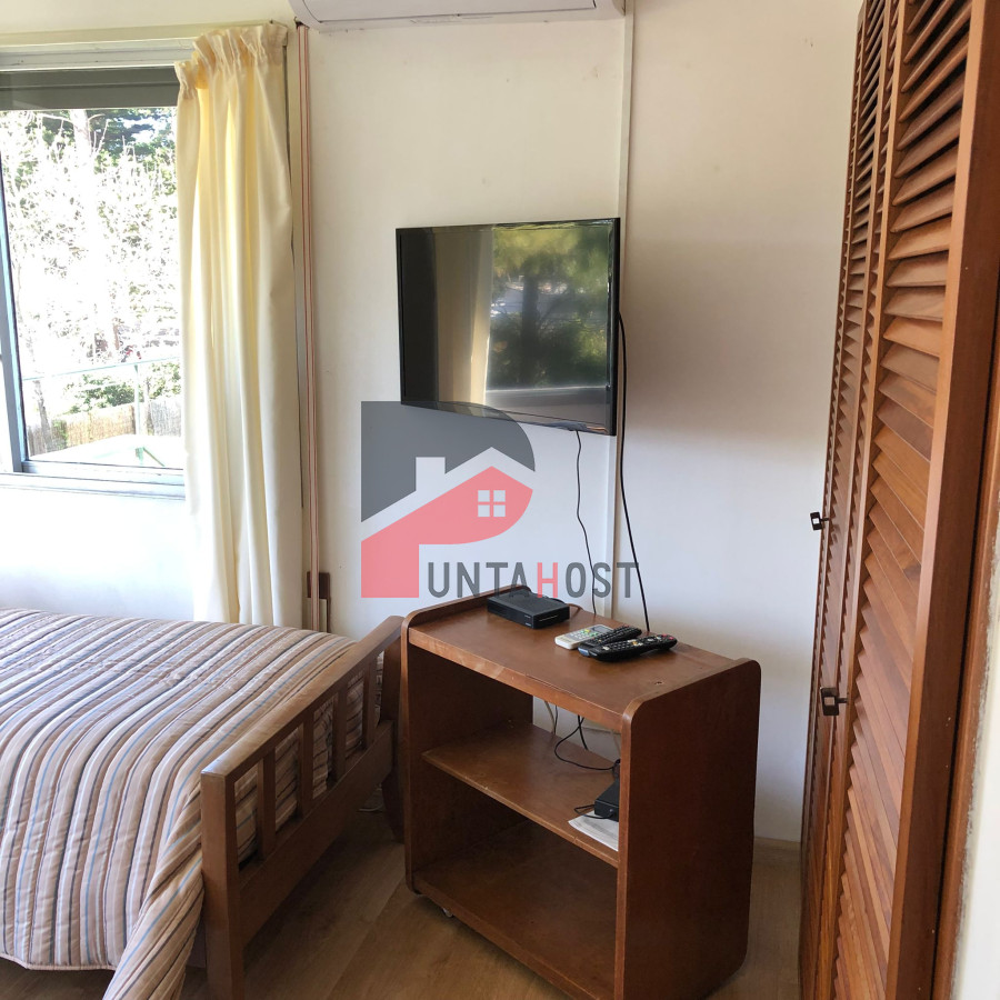 Apartamento ID.180 - Alquiler y venta de apartamento de 3 dormitorios y dependencia en Punta del Este