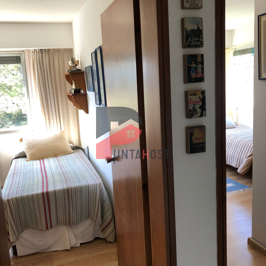 Apartamento ID.180 - Alquiler y venta de apartamento de 3 dormitorios y dependencia en Punta del Este