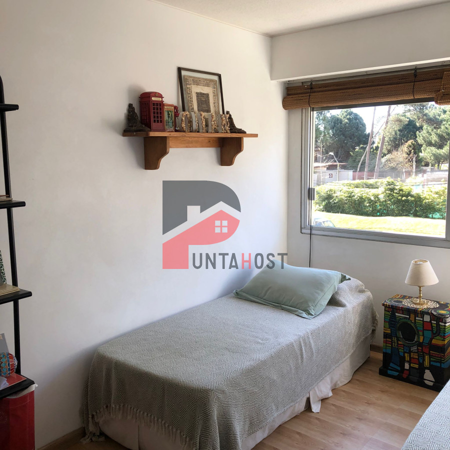 Apartamento ID.180 - Alquiler y venta de apartamento de 3 dormitorios y dependencia en Punta del Este
