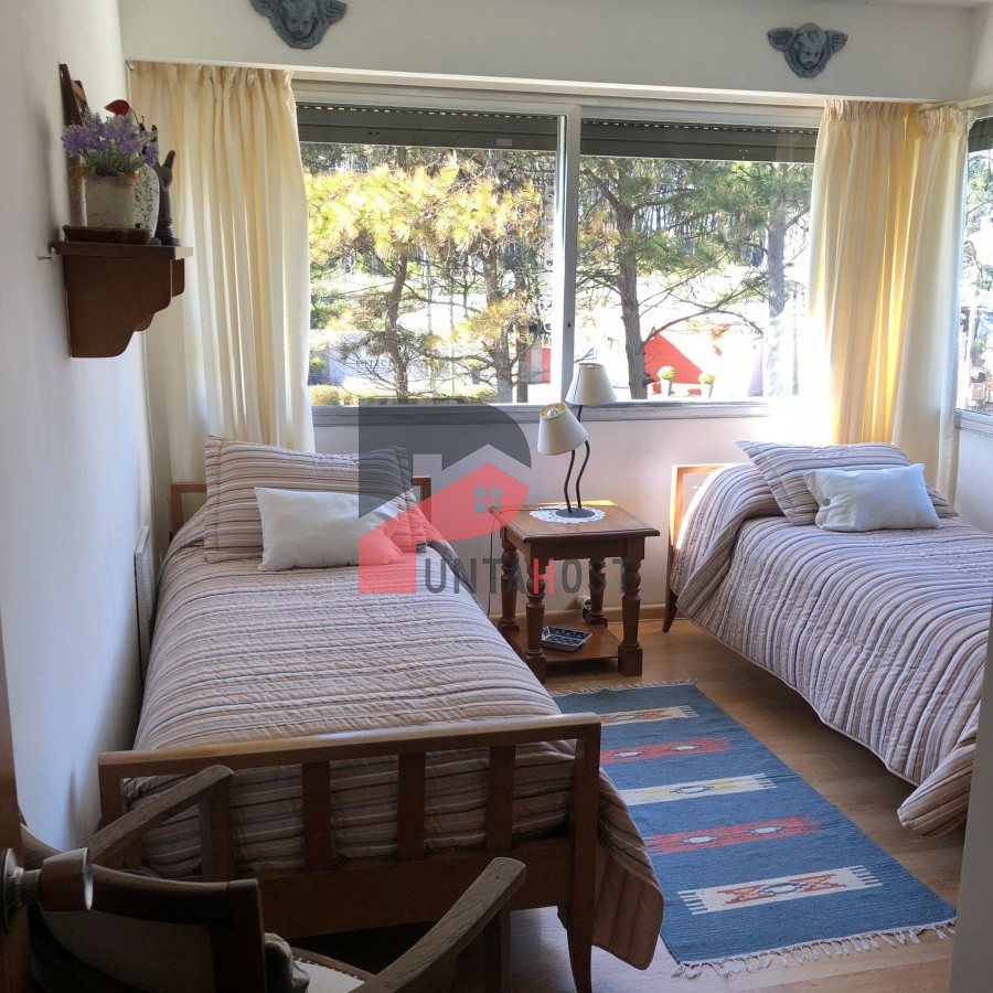 Apartamento ID.180 - Alquiler y venta de apartamento de 3 dormitorios y dependencia en Punta del Este