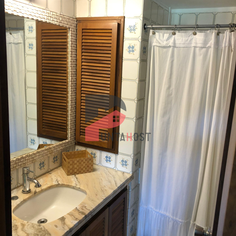 Apartamento ID.180 - Alquiler y venta de apartamento de 3 dormitorios y dependencia en Punta del Este