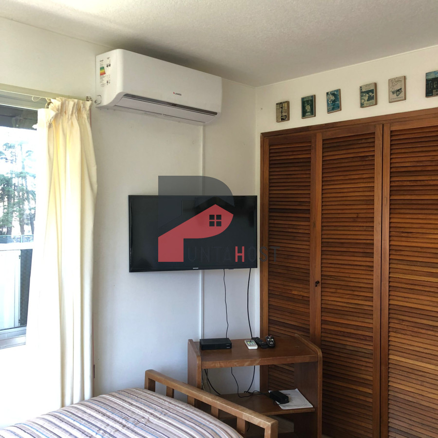 Apartamento ID.180 - Alquiler y venta de apartamento de 3 dormitorios y dependencia en Punta del Este