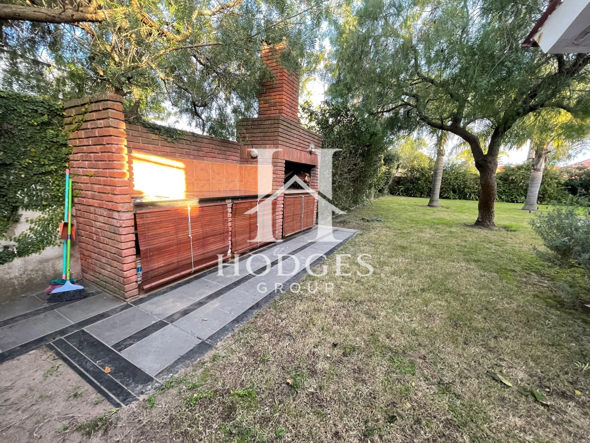 Casa ID.77 -  Casa en alquiler y venta, 4 dormitorios  en Punta del Este, playa mansa