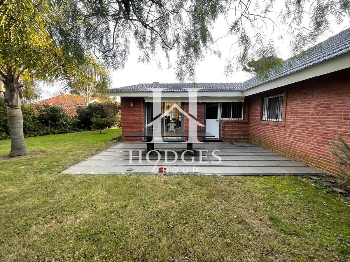 Casa ID.77 -  Casa en alquiler y venta, 4 dormitorios  en Punta del Este, playa mansa