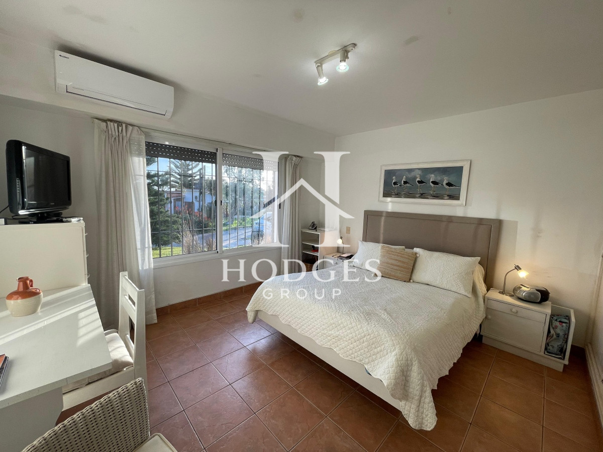 Casa ID.77 -  Casa en alquiler y venta, 4 dormitorios  en Punta del Este, playa mansa