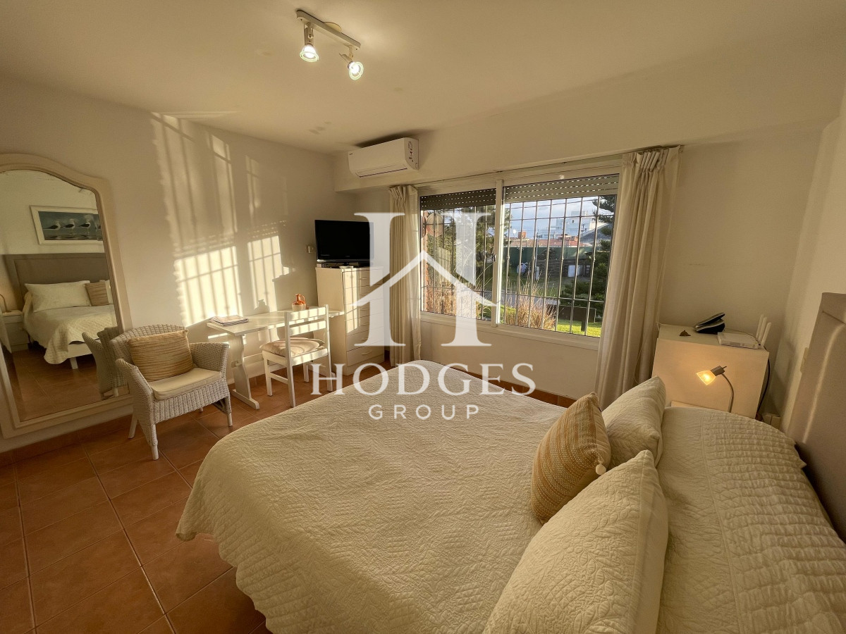 Casa ID.77 -  Casa en alquiler y venta, 4 dormitorios  en Punta del Este, playa mansa