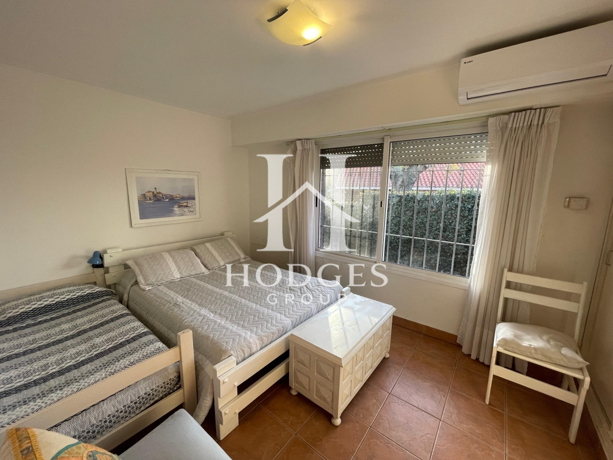 Casa ID.77 -  Casa en alquiler y venta, 4 dormitorios  en Punta del Este, playa mansa