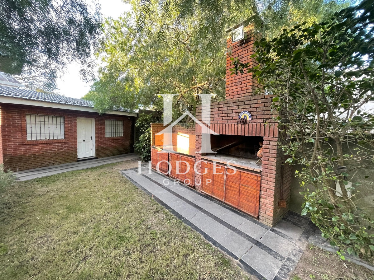 Casa ID.77 -  Casa en alquiler y venta, 4 dormitorios  en Punta del Este, playa mansa