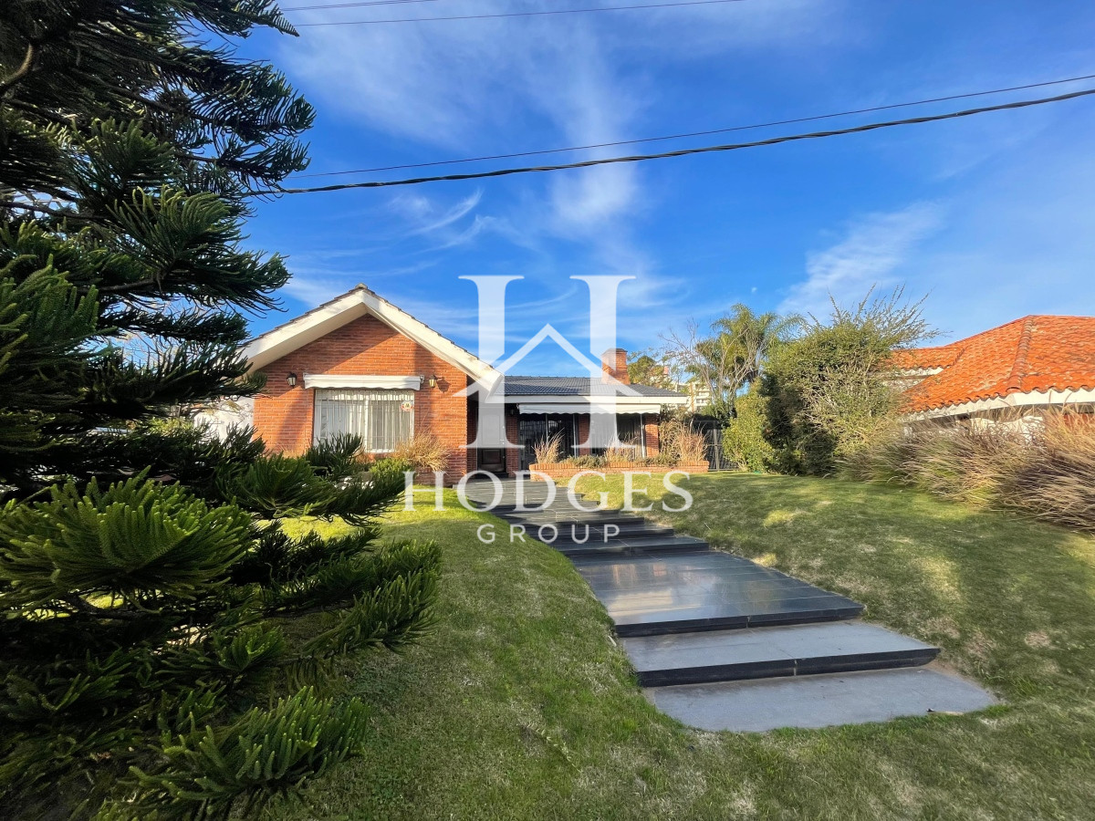 Casa ID.77 -  Casa en alquiler y venta, 4 dormitorios  en Punta del Este, playa mansa