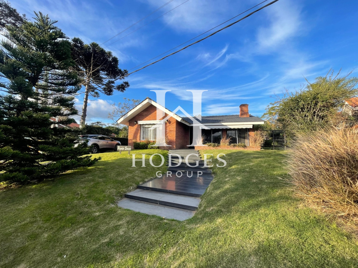 Casa ID.77 -  Casa en alquiler y venta, 4 dormitorios  en Punta del Este, playa mansa
