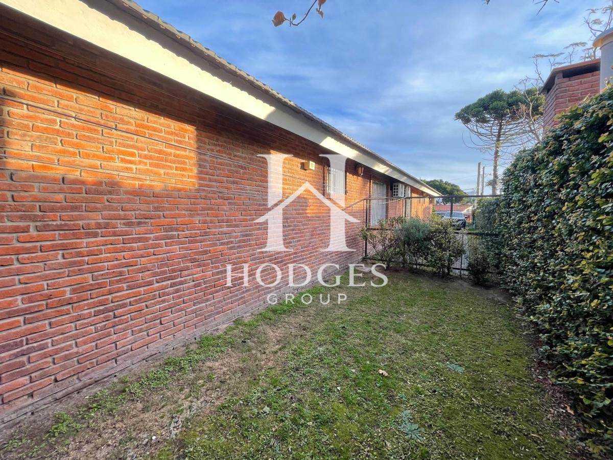 Casa ID.77 -  Casa en alquiler y venta, 4 dormitorios  en Punta del Este, playa mansa