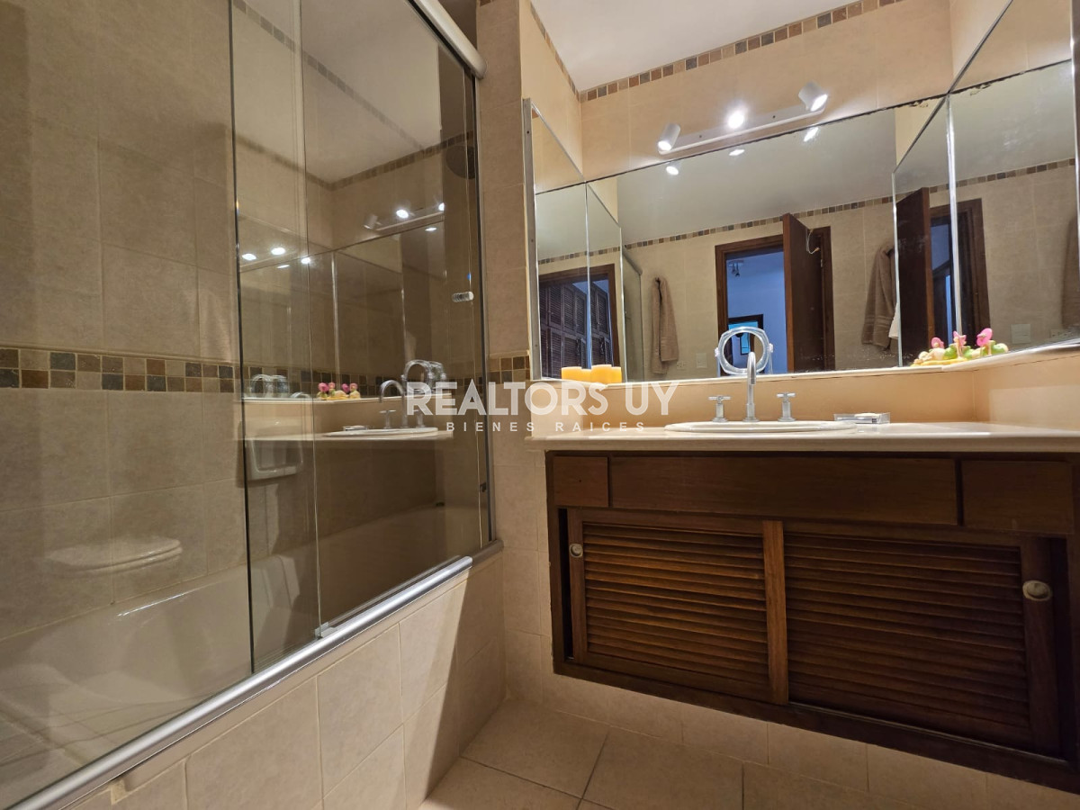 Apartamento ID.335 - Apartamento  de 3 dormitorios en venta, Punta del Este, primera línea de la mansa.