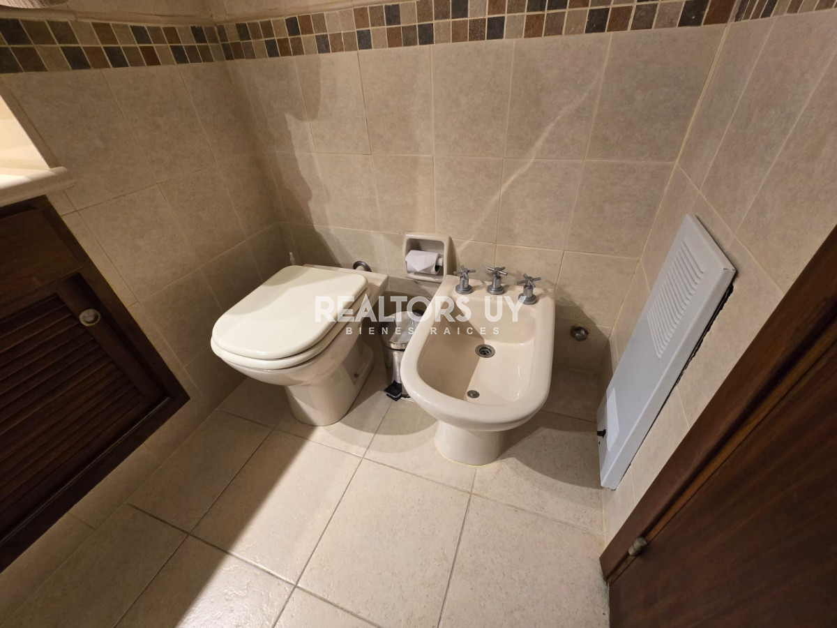 Apartamento ID.335 - Apartamento  de 3 dormitorios en venta, Punta del Este, primera línea de la mansa.
