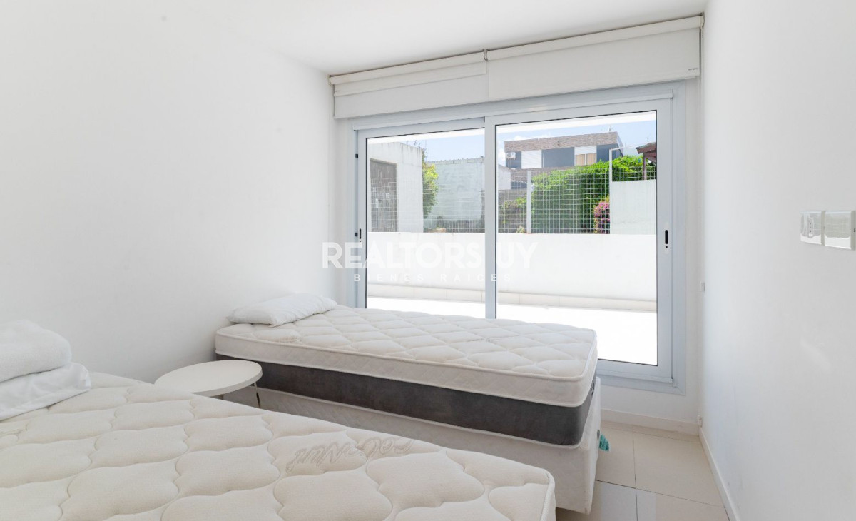 Apartamento ID.369 - Apartamento en venta, 3 suites. Edificio Horizonte. Playa Mansa, Punta del Este