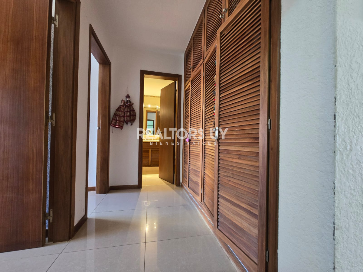 Apartamento ID.335 - Apartamento  de 3 dormitorios en venta, Punta del Este, primera línea de la mansa.