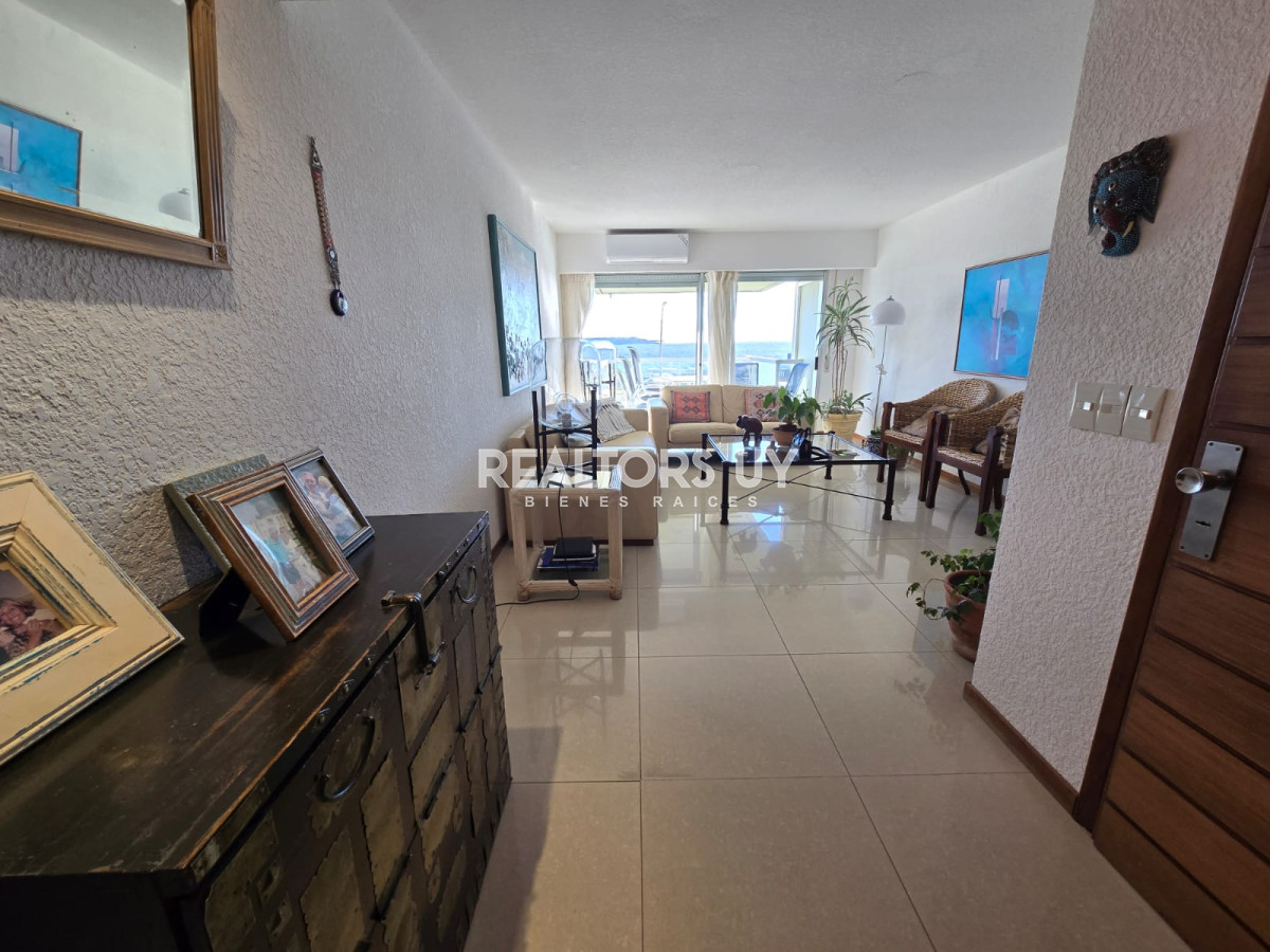 Apartamento ID.335 - Apartamento  de 3 dormitorios en venta, Punta del Este, primera línea de la mansa.