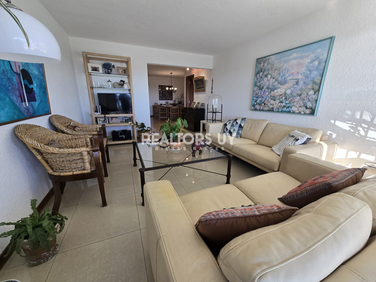 Apartamento ID.335 - Apartamento  de 3 dormitorios en venta, Punta del Este, primera línea de la mansa.