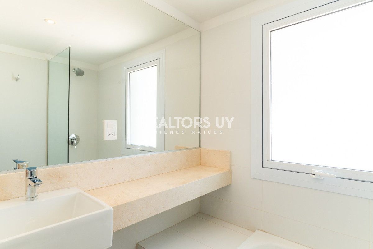 Apartamento ID.369 - Apartamento en venta, 3 suites. Edificio Horizonte. Playa Mansa, Punta del Este