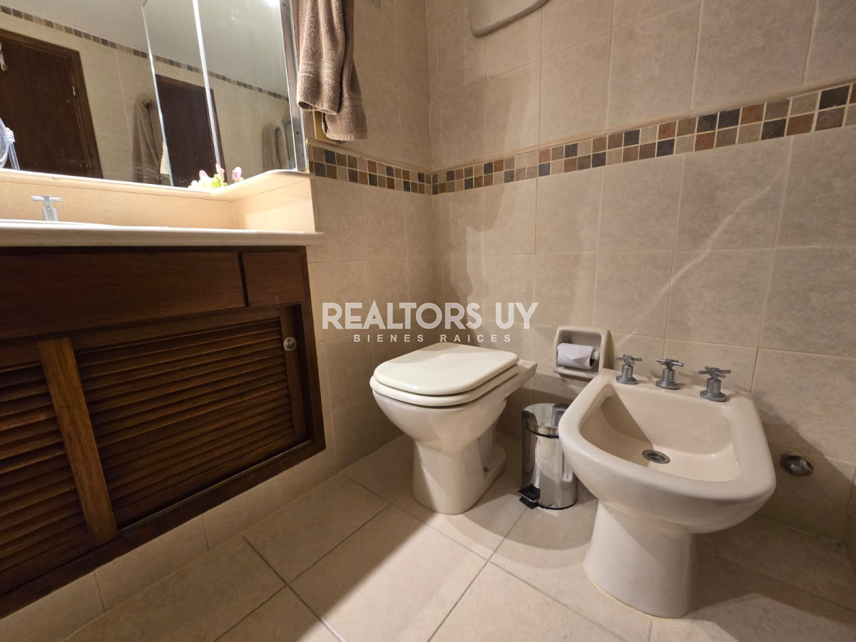 Apartamento ID.335 - Apartamento  de 3 dormitorios en venta, Punta del Este, primera línea de la mansa.