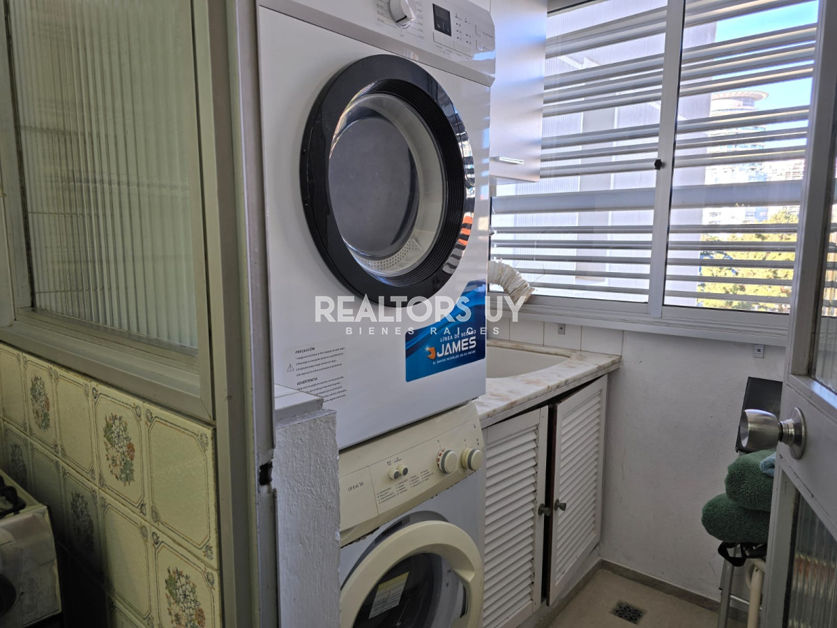 Apartamento ID.335 - Apartamento  de 3 dormitorios en venta, Punta del Este, primera línea de la mansa.