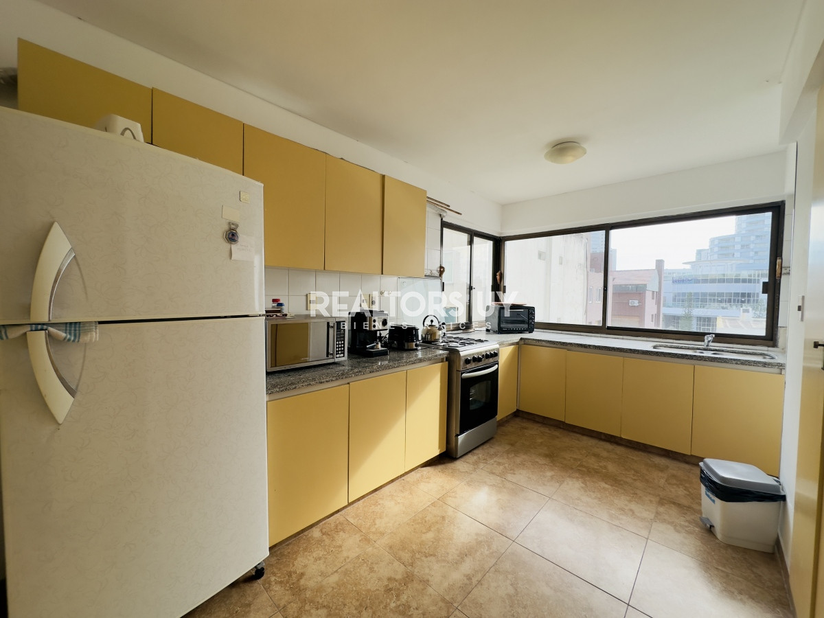 Apartamento ID.364 - Apartamento en venta, 3 dormitorios, vista al mar, primera linea, playa mansa.