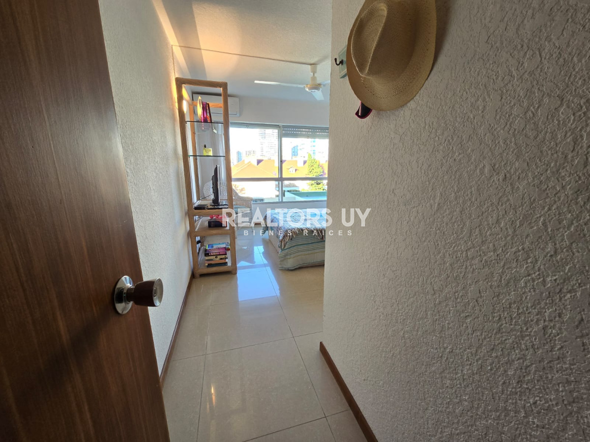 Apartamento ID.335 - Apartamento  de 3 dormitorios en venta, Punta del Este, primera línea de la mansa.
