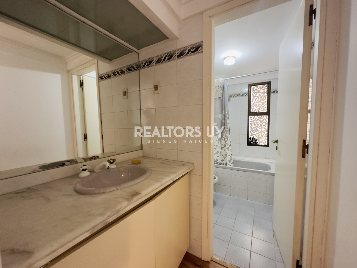 Apartamento ID.364 - Apartamento en venta, 3 dormitorios, vista al mar, primera linea, playa mansa.